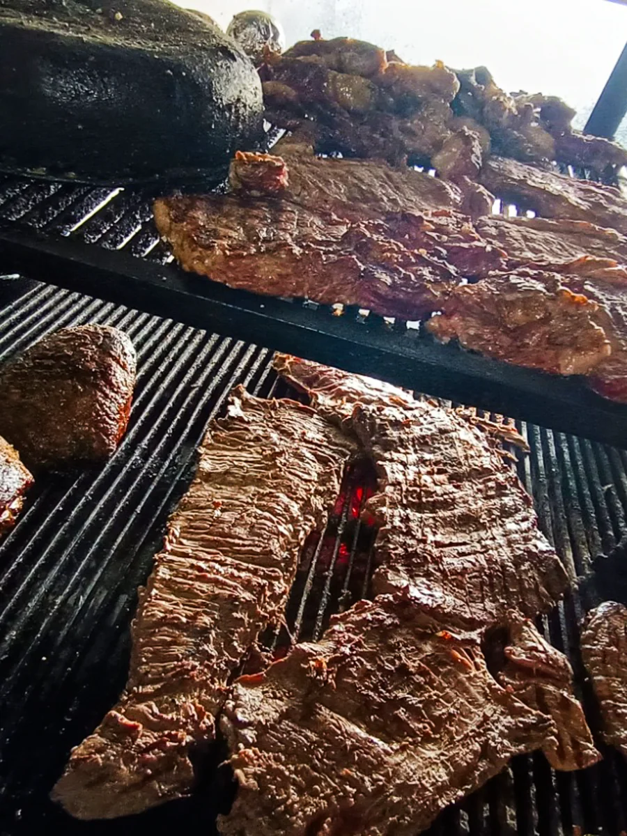 Cortes cocinándose sobre la parrilla de Sonora's Carbón y Sal
