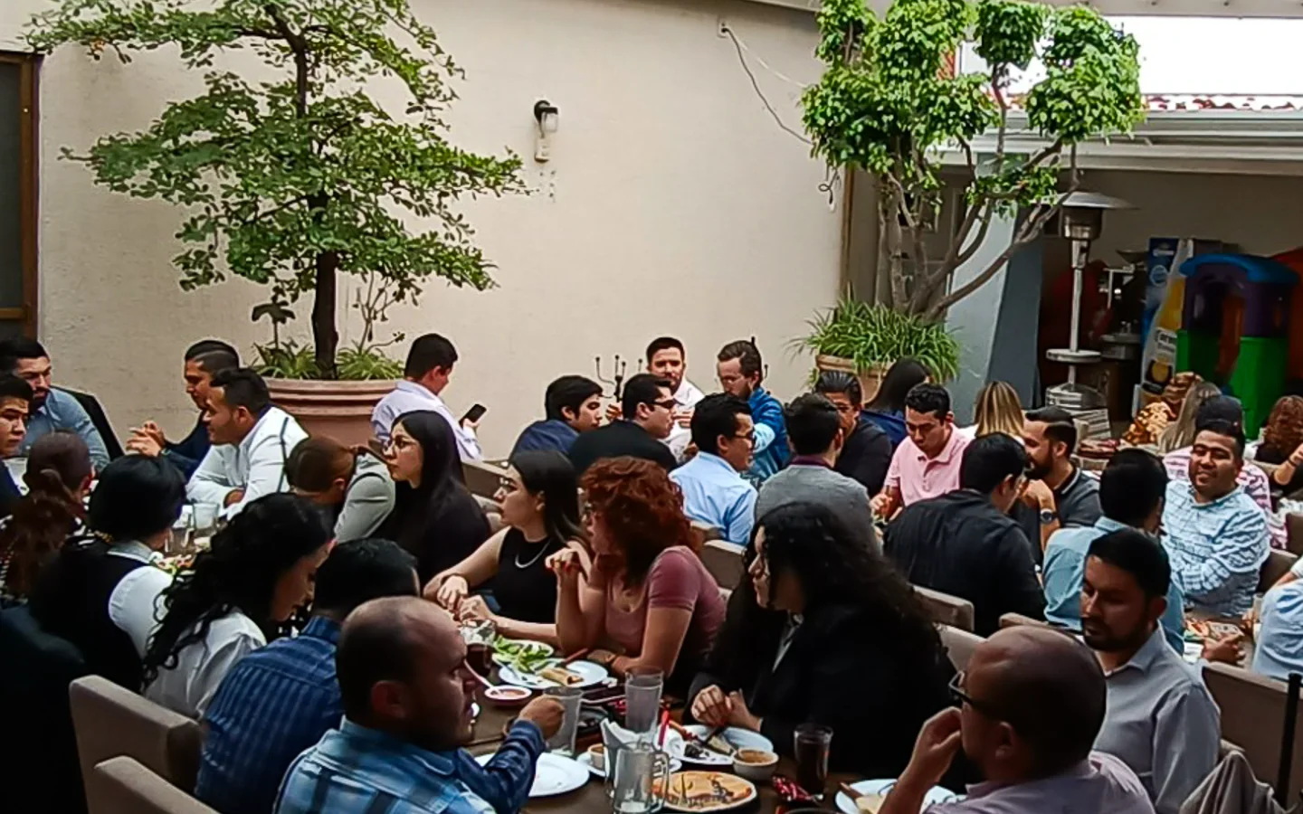 Grupo celebrando en la terraza de Sonora's Carbón y Sal