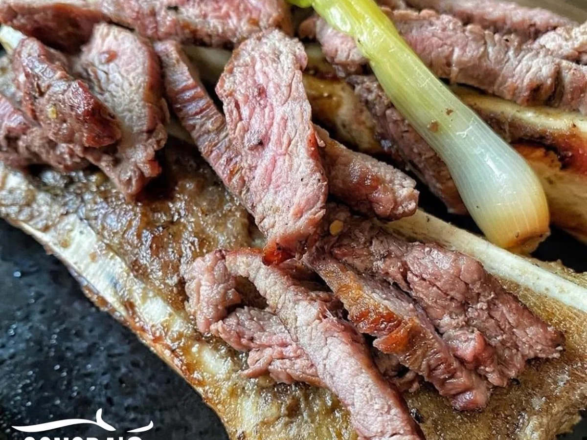 Tuétanos con filete, especialidad de Sonora's Carbón y Sal