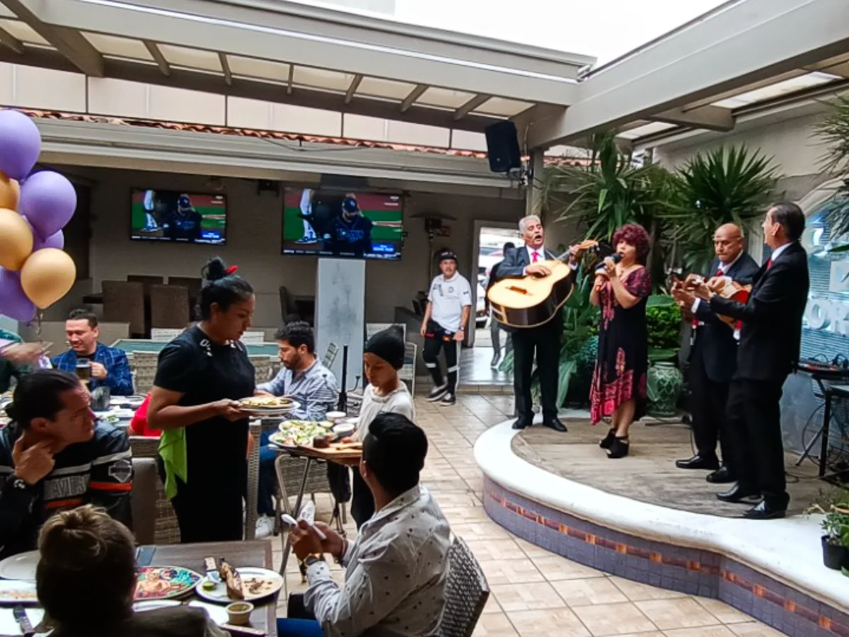 Celebración con música en la terraza de Sonora's Carbón y Sal