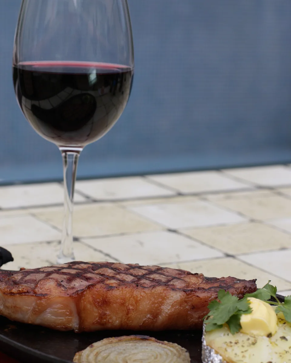 Corte al carbón acompañado con vino tinto